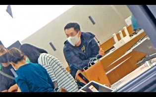 捲解僱風波 同妻兒行街唔再輕鬆 鄧梓峰愁眉苦臉買電話