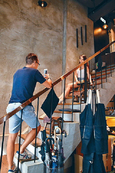 ﻿■店內原木樓梯的設計獨特，成為打卡熱點。