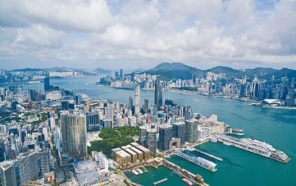 ■旅客登機後，可一邊參加有獎遊戲，一邊欣賞香港景致。p/　　
