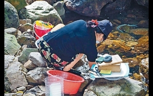 山澗出浴大媽涉違法遭警驅趕