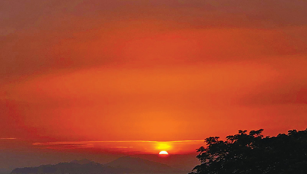 ■南丫島早兩日遠眺到超級美麗嘅夕陽。p/　　
