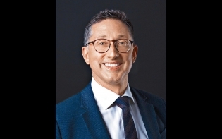 馬場浮世繪——甄康民任馬會市場事務總監