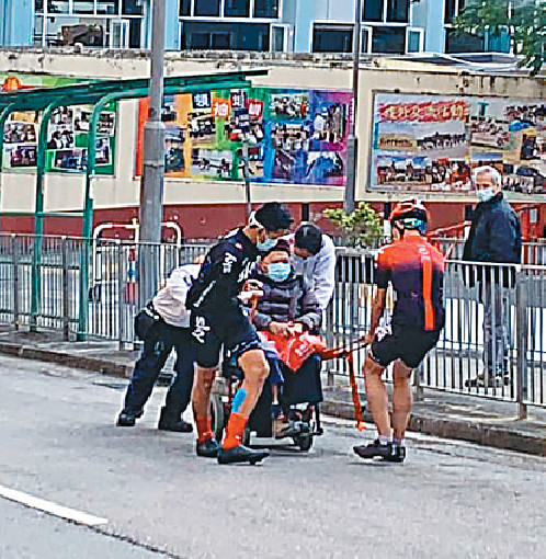 ■相片所見，四名好心人合力推電動輪椅伯伯上去上斜路。p/　　