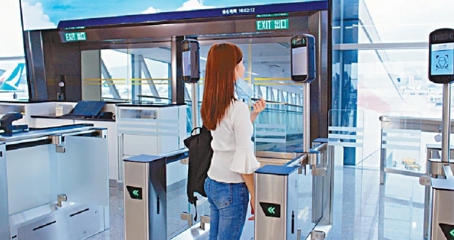 ■機管局將無接觸式技術廣泛應用於旅客設施，包括於本月推出的全新自助登機閘口。