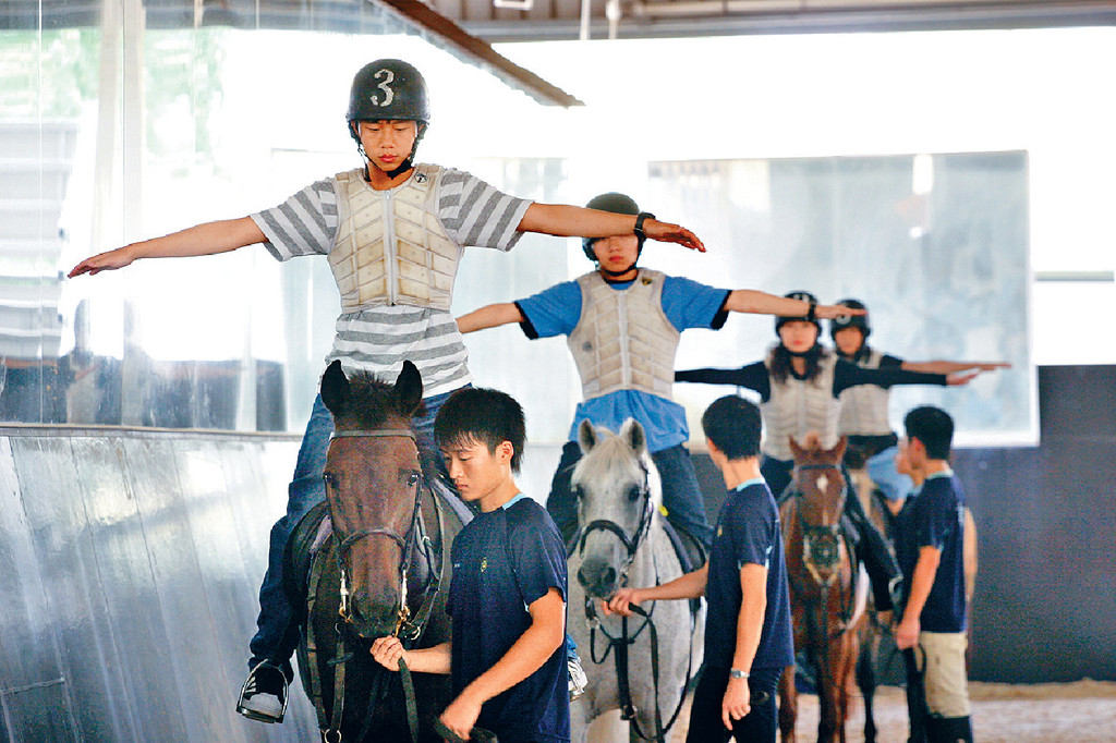 ■見習騎師學校學員須接受嚴格的訓練。