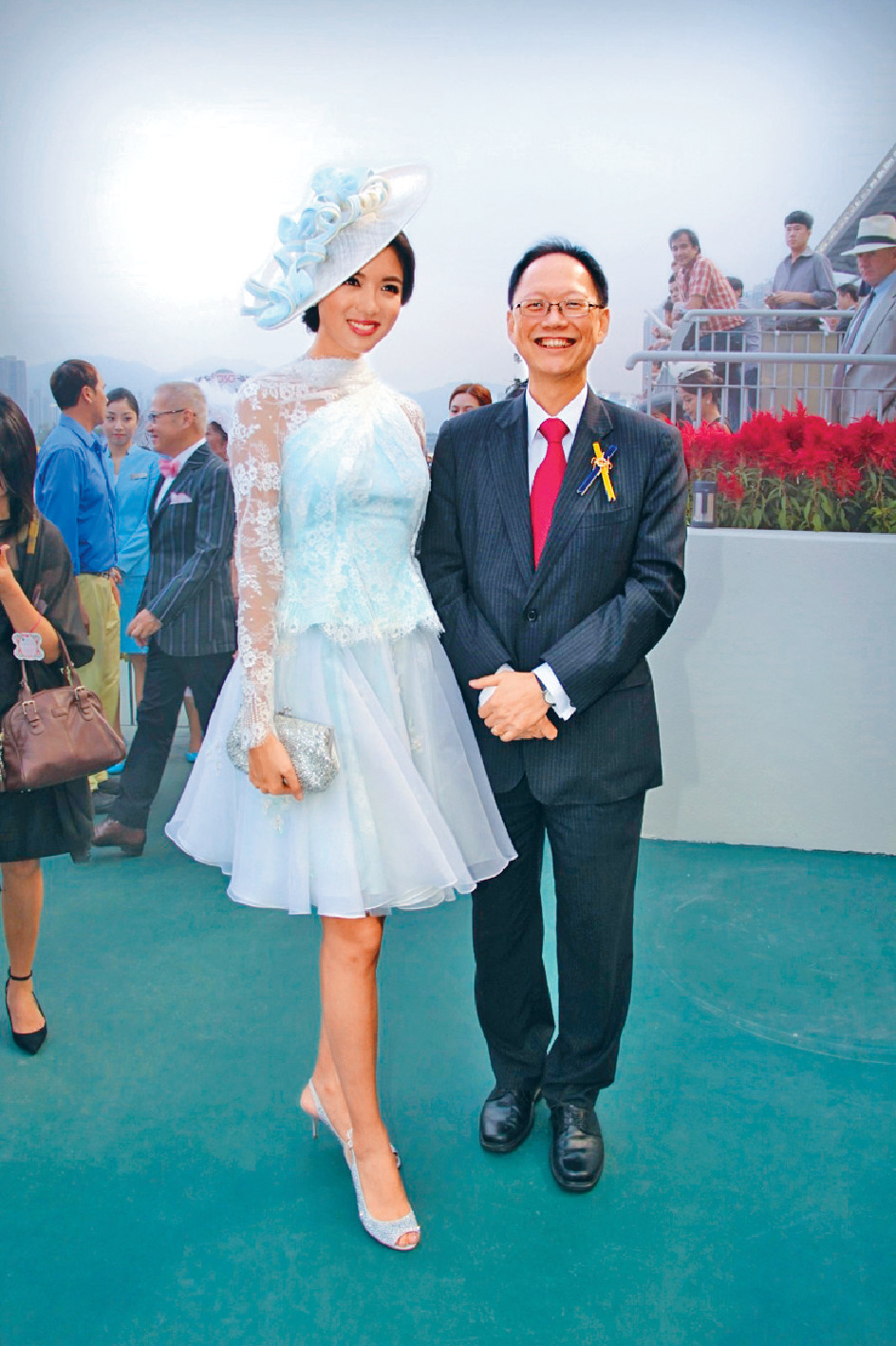 ■2013年婦女銀袋日的形象大使張梓琳與現任馬會主席陳南祿合照。