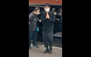 君如昐永記開心樣拒瞻仰遺容 劉德華合十親送吳孟達最後一程