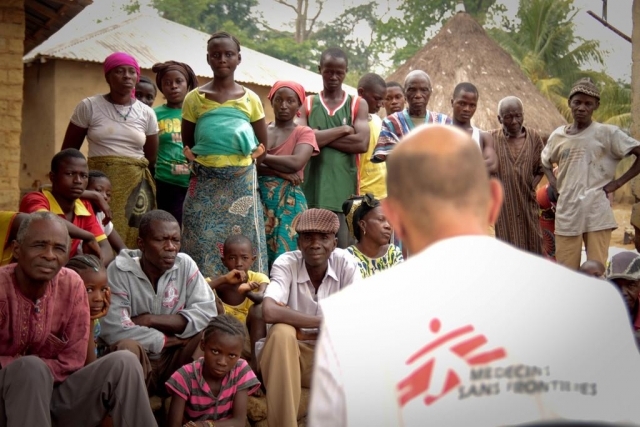 MSF救援人員向幾內亞居民提供伊波拉預防資訊