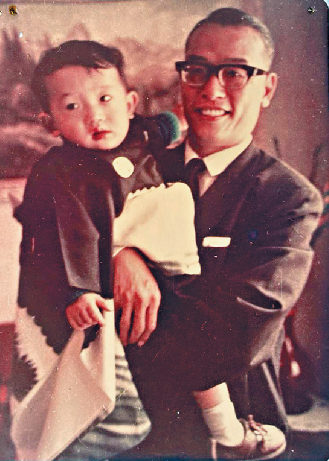 ■兒時的香港旅遊發展局總幹事程鼎一，讓爸爸今聖嘆（筆名）抱着。