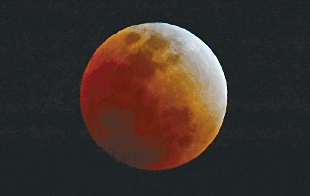 ■月食期間月亮唔會完全消失，而係會呈現暗紅色。p/　　