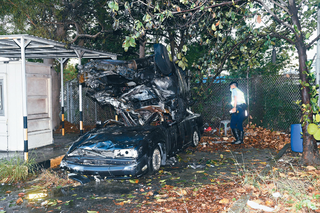 砸中廢車後自焚炮彈飛車墮米橋司機奇蹟生還 頭條日報