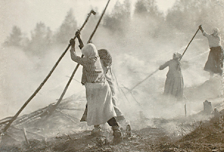 ■火耕法是最早耕作技術。圖為一八九三年芬蘭農民的火耕，圖片攝自芬蘭攝影師I.K.Inha。p/　　