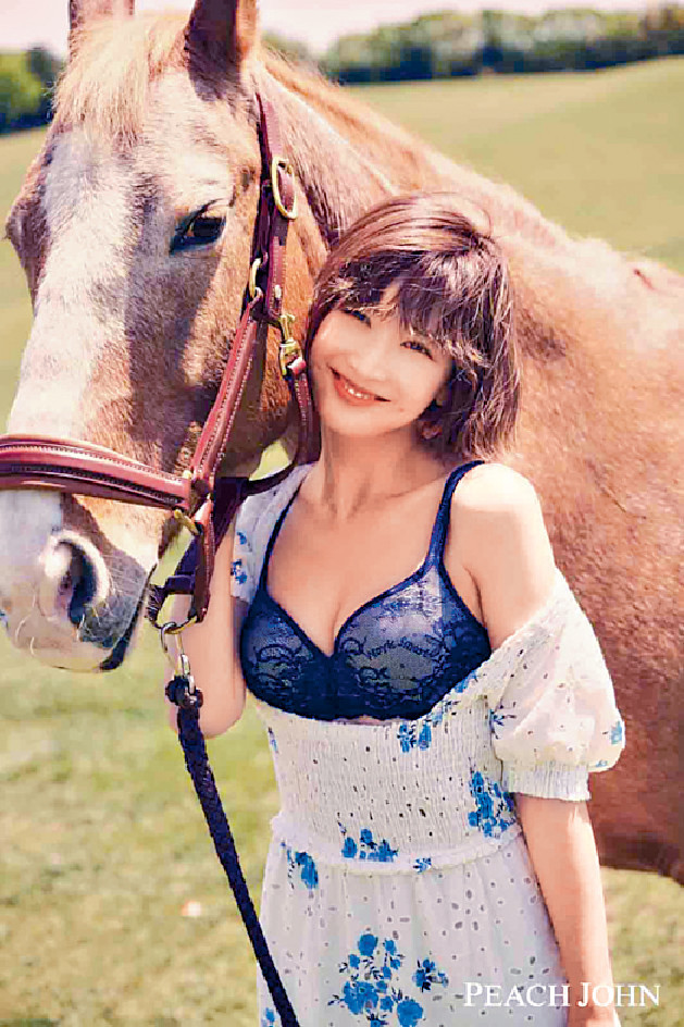 ■紗榮子拖着馬匹拍宣傳照。