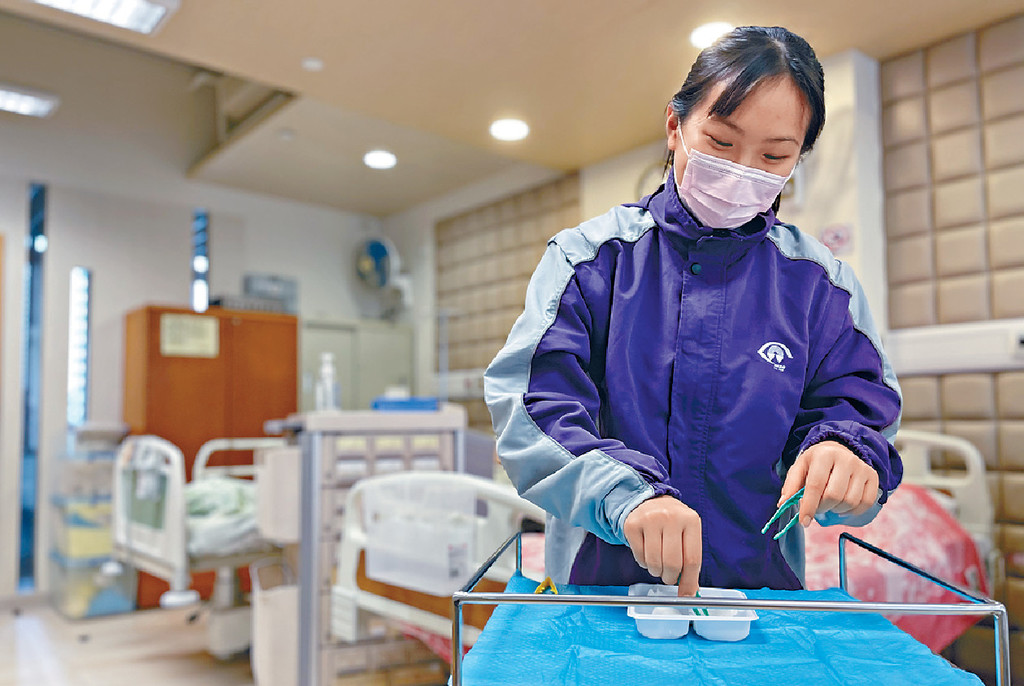 ■嘉慧在學院學習洗傷口。 相片由香港明愛提供p/　　