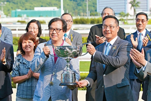 ■蕭楚基（左） 馬運一向不俗，也曾在上季捧中華游樂會挑戰盃而回。