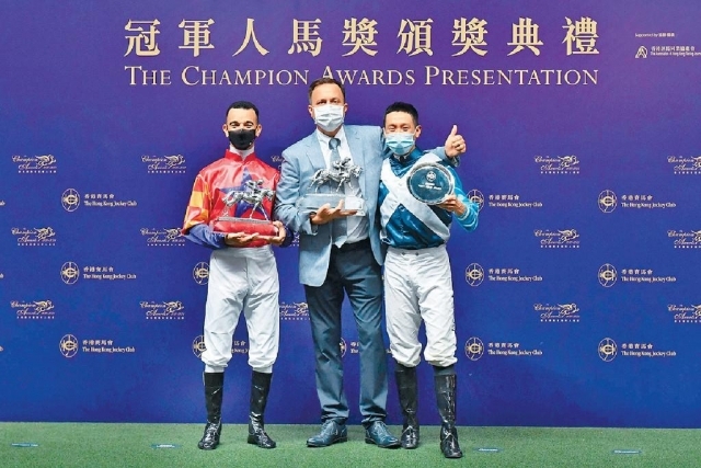 ■2020/21冠軍練馬師方嘉柏（中）、冠軍騎師莫雷拉（左）及告東尼獎得主何澤堯（右）