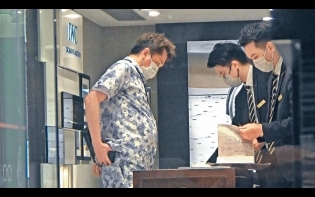 同BTS撞款 巨腩撐爆8萬LV套裝 54歲鄧兆尊變「行走青花瓷」