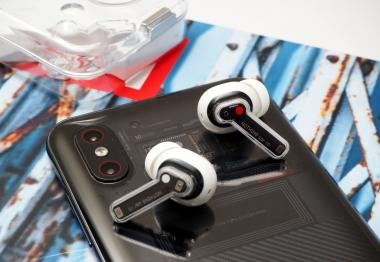 【透視新裝上陣】英國新進品牌Nothing真無線耳筒頭炮Ear(1) 外殼、充電盒透明設計誘人 11.6mm動圈大單元 兩級強度主動降噪 【透視新裝上陣】英國新進品牌Nothing真無線耳筒頭炮Ear(1) 外殼、充電盒透明設計誘人 11.6mm動圈大單元 兩級強度主動降噪