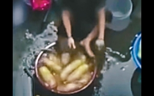 韓餐廳員工 邊泡腳邊洗蘿蔔