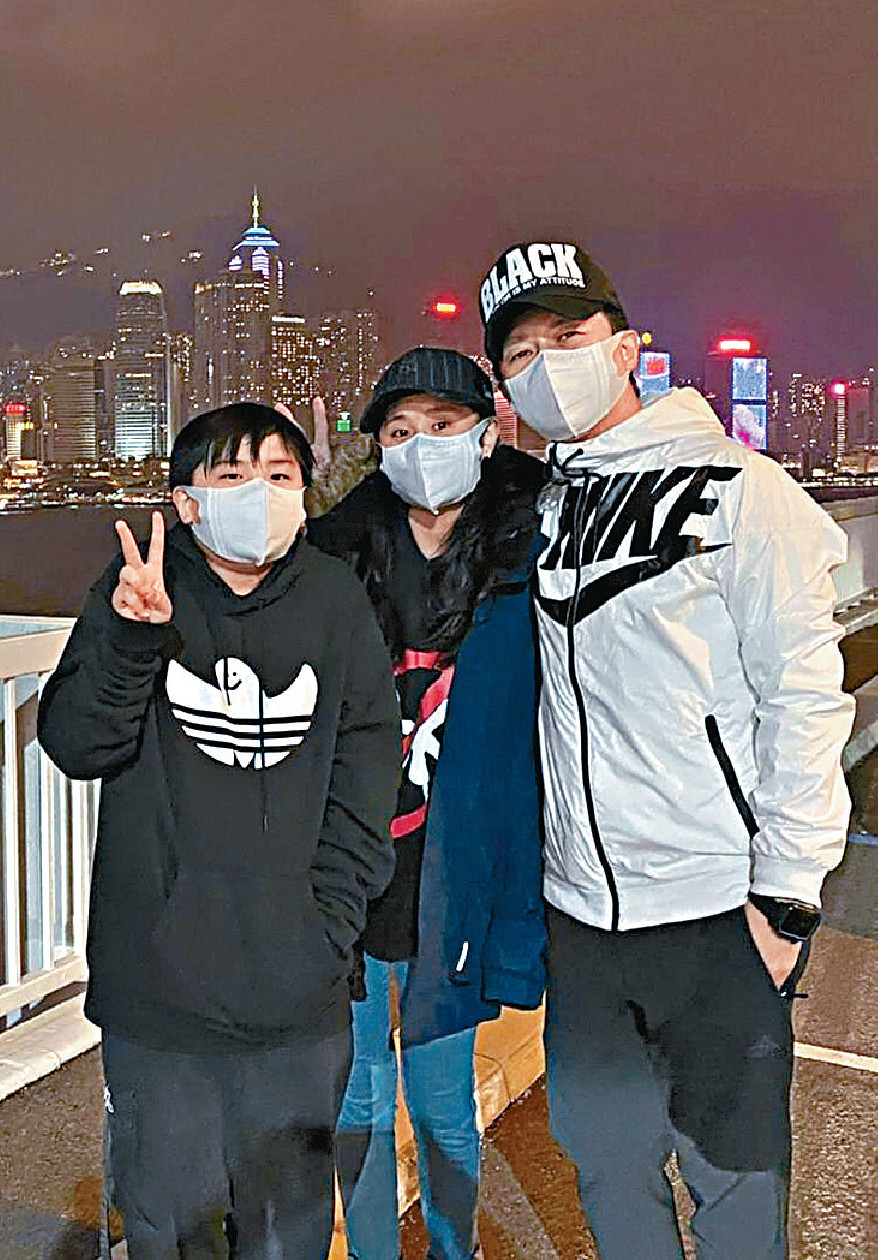 ■林子博低調地與子女一起離港。