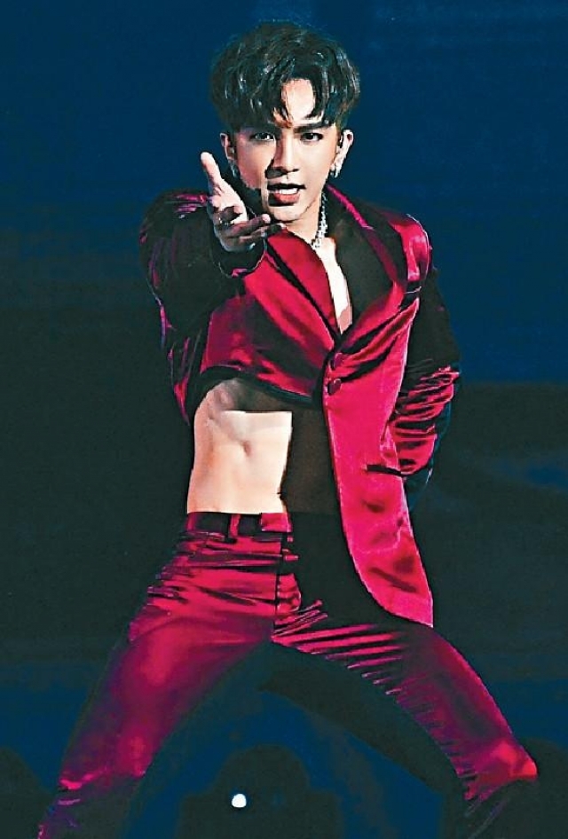 ■早前人氣男團MIRROR成員Anson Lo穿上品牌Rickyy Wong作品登上舞台，品牌將於9月11日在CENTRESTAGE發佈新系列。