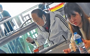 上月傳命危本月頂巨腩遊商場 75歲狄龍單拖食Tea好精神