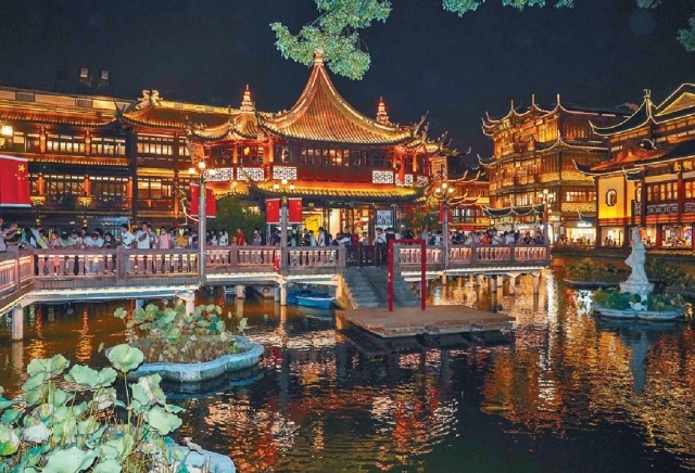 ■上海豫園九曲橋上，遊人如鯽。