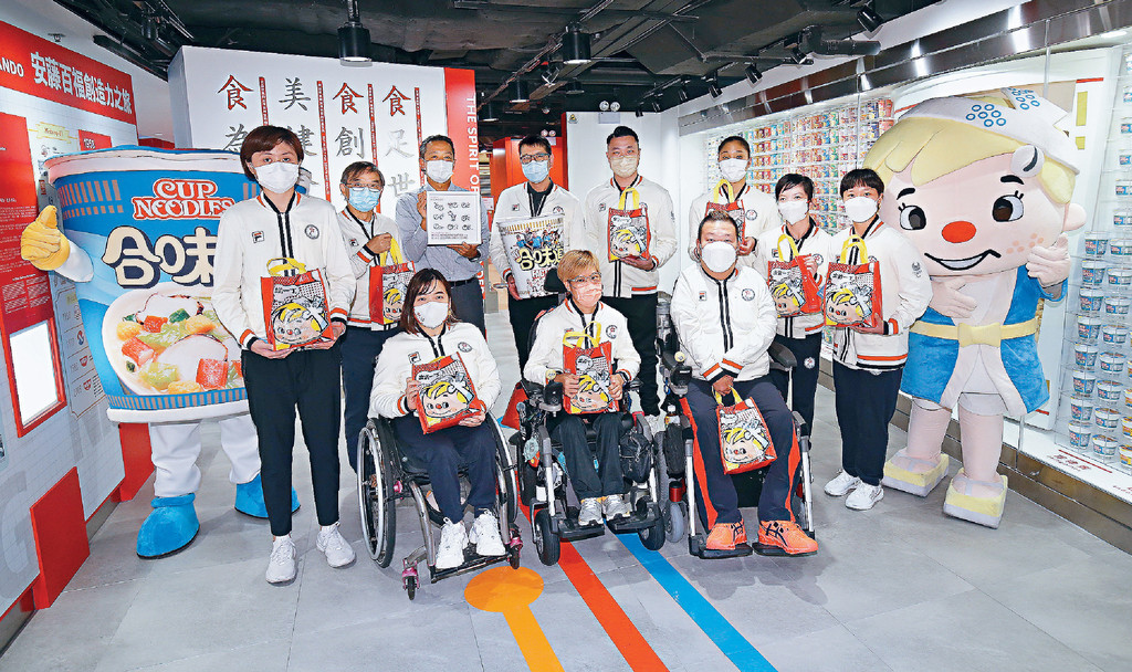 ﻿■日清食品執行董事、董事長兼首席執行官安藤清隆向香港殘疾人奧委會暨傷殘人士體育協會代表同一眾運動員送紀念品。
