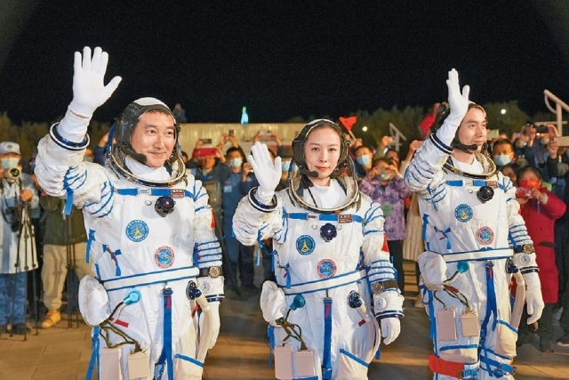 ■三名太空人準備乘神舟飛船升空。新華社