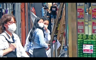 二女陪往銅鑼灣搵舖頭 邱淑貞眼利揭記者追影 53歲近望似4字頭