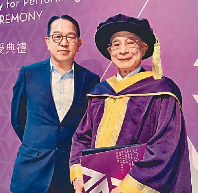 ■朱慶祥榮獲「香港演藝學院頒授榮譽博士」，丘亞葵親自祝賀。