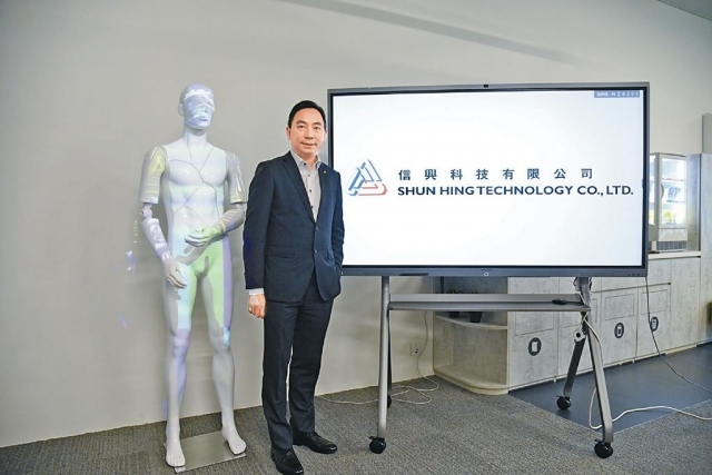 ■信興科技董事總經理吳福強冀透過DT Hub協助初創企業，將創新產品推廣至市場。圖中展示的光雕投影技術，將時裝設計影像投射在3D物件上。
