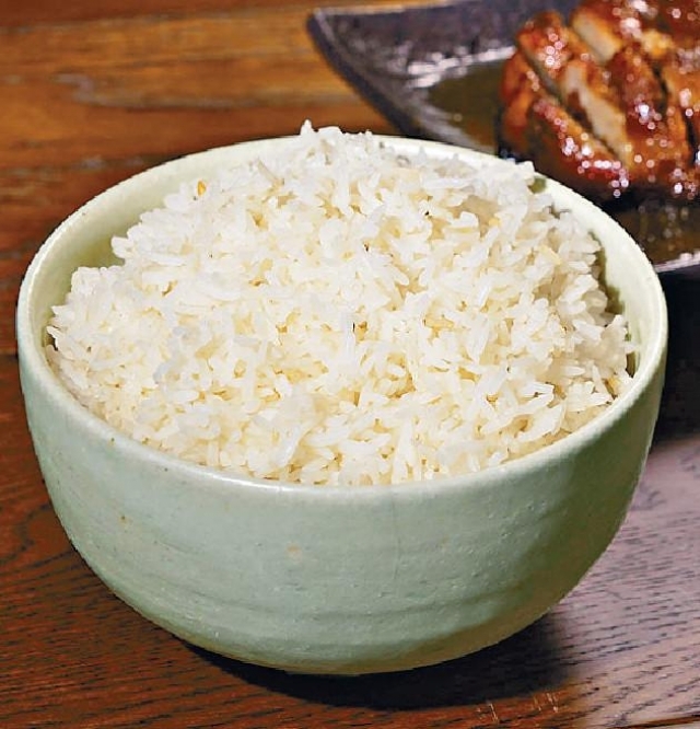 ■絲苗米的直鏈澱粉含量較高，黏性較低，冷卻後會變得乾而硬。