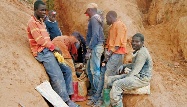■南基伍省有黃金礦藏。二○一四年在瓦倫古地區的一個非法礦坑前情況。非涉事金礦。路透社