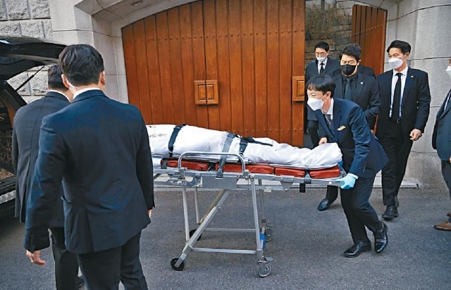 ■全斗煥（圓圖）遺體被移送延世大學塞布蘭斯醫院。  路透社