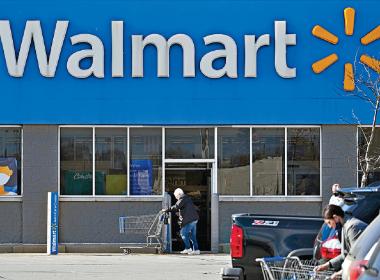 ■大型零售集團沃爾瑪（Walmart）被指在俄亥俄州兩個縣內有份協助及導致會上癮的鴉片類止痛藥丸供應過剩，造成公害。美聯社