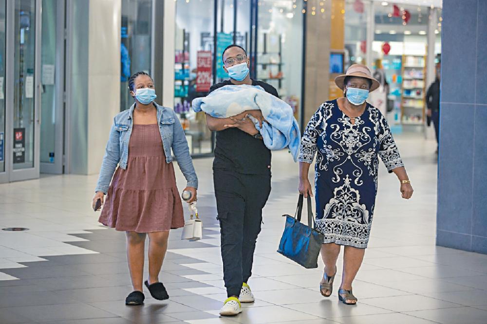 ■南非出現新變種新冠病毒「B.1.1.529」，當地人外出時戴上口罩。美聯社