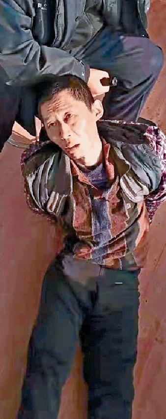 ■網上視頻可見，朱賢健體形瘦了一圈，雙手被捆綁在背後，躺在地上。