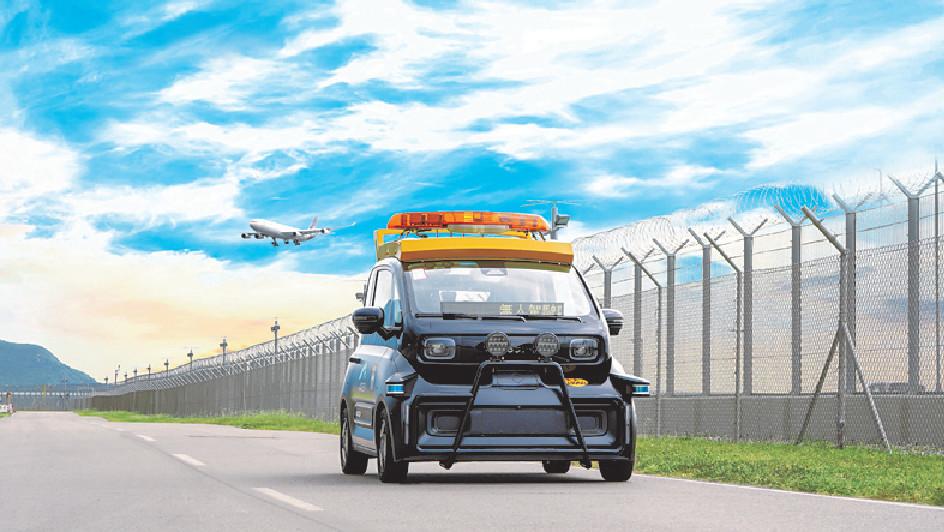 ■機場積極擴展應用無人駕駛系統，最近在禁區引入無人駕駛巡邏車，全日無間斷運作。