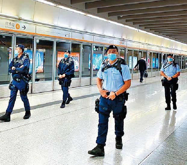 ■警方在港鐵站等地方進行聯合巡邏。