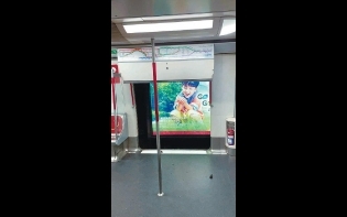 疑廣告箱部件移位導致碰撞 港鐵甩車門乘客驚嚇
