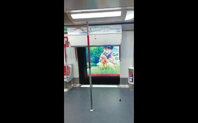 疑廣告箱部件移位導致碰撞 港鐵甩車門乘客驚嚇