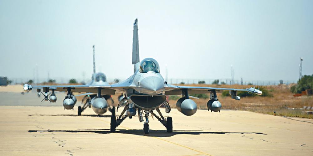 ■三澤基地副司令墨菲指，兩架F-16在飛往西面空域進行訓練途中，其中一架出現了發動機油壓下降的警報，需空中拋油箱。美聯社