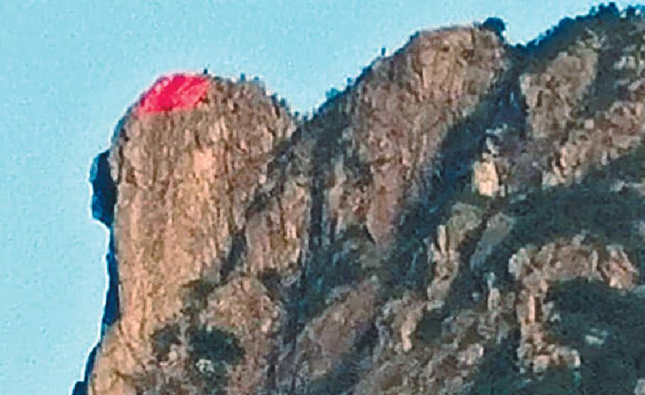 ■獅子山山頂一度出現一幅大型國旗，面積三米乘十米，覆蓋在獅子頭位置。