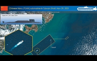 解放軍核潛艇浮面穿越台海峽