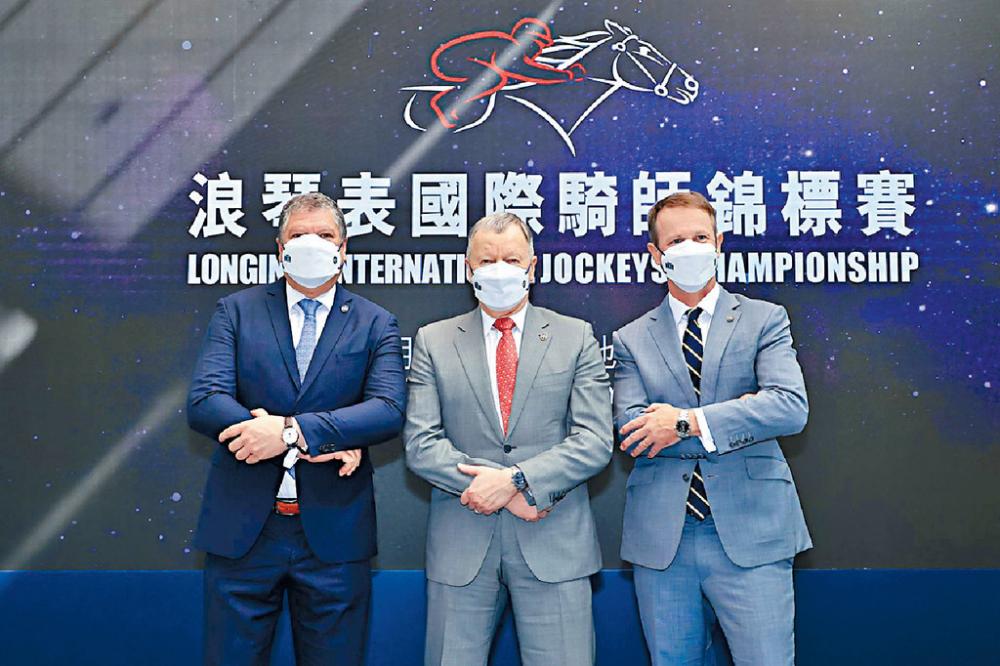 ■馬會CEO應家柏（中）昨率領下屬夏定安（右）與利達賢（左）出席騎師賽配馬公布儀式。