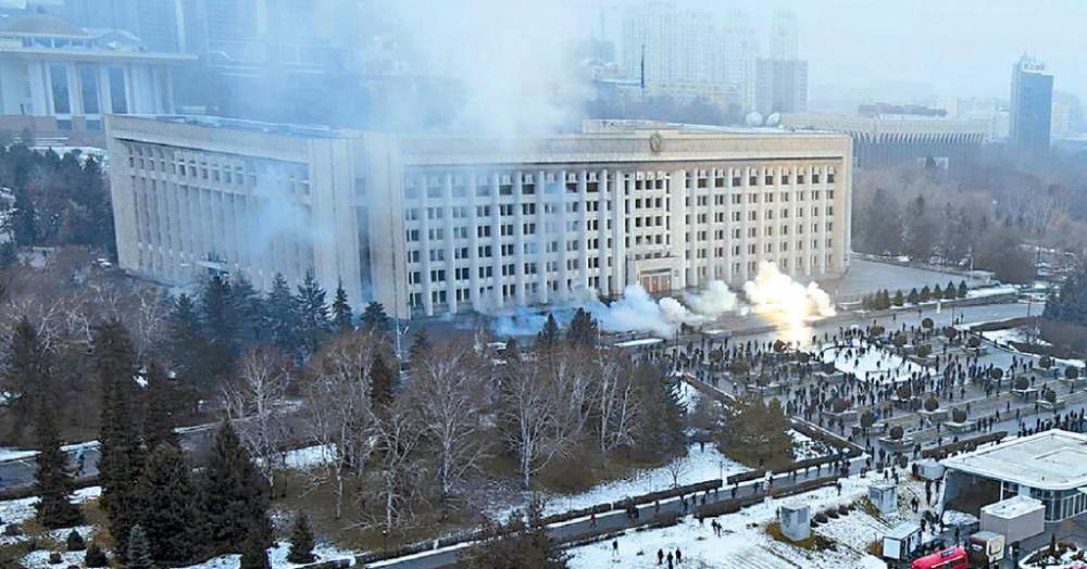 ■哈薩克當地周四早上，數架裝甲車和數十名軍人開入最大城市阿拉木圖市中心廣場，現場有槍聲。