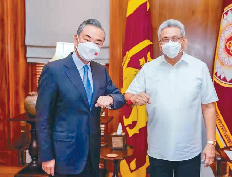 ■斯里蘭卡總統戈塔巴雅，在科倫坡會晤到訪的中國國務委員兼外長王毅。