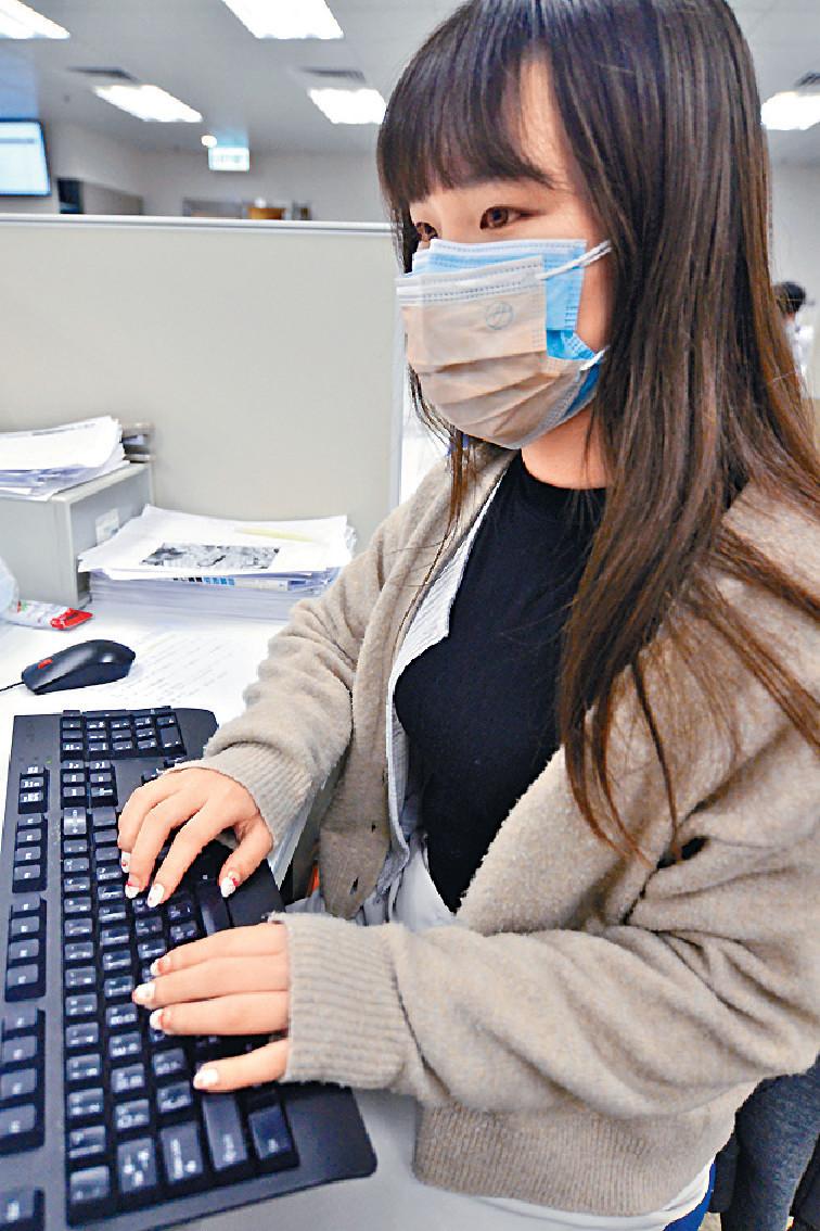 ■袁國勇建議市民可戴兩個外科口罩，增加保護及過濾能力。