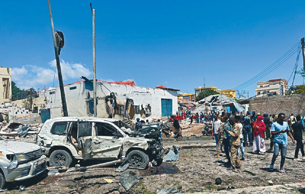 ■索馬里首都摩加迪沙的國際機場附近，昨日發生自殺式汽車炸彈襲擊， 最少十死。路透社